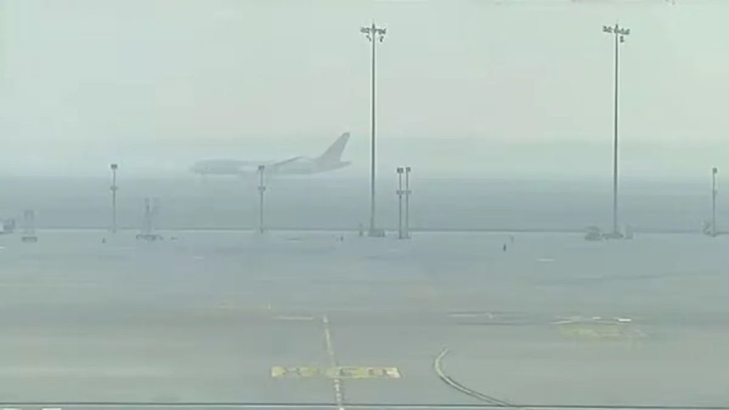 घने कोहरे की चपेट में दिल्ली-एनसीआर, 140 से अधिक उड़ानें रद्द