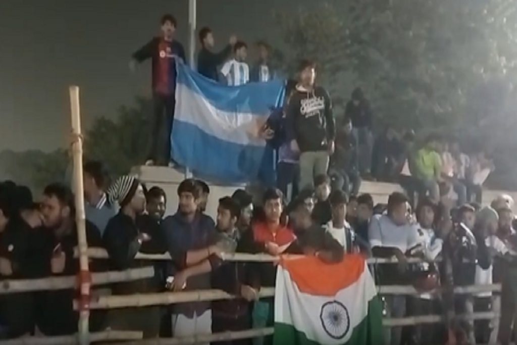 भारत पहुंचे लियोनल मेसी, कोलकाता एयरपोर्ट पर हजारों प्रशंसकों ने किया जोरदार स्वागत! 