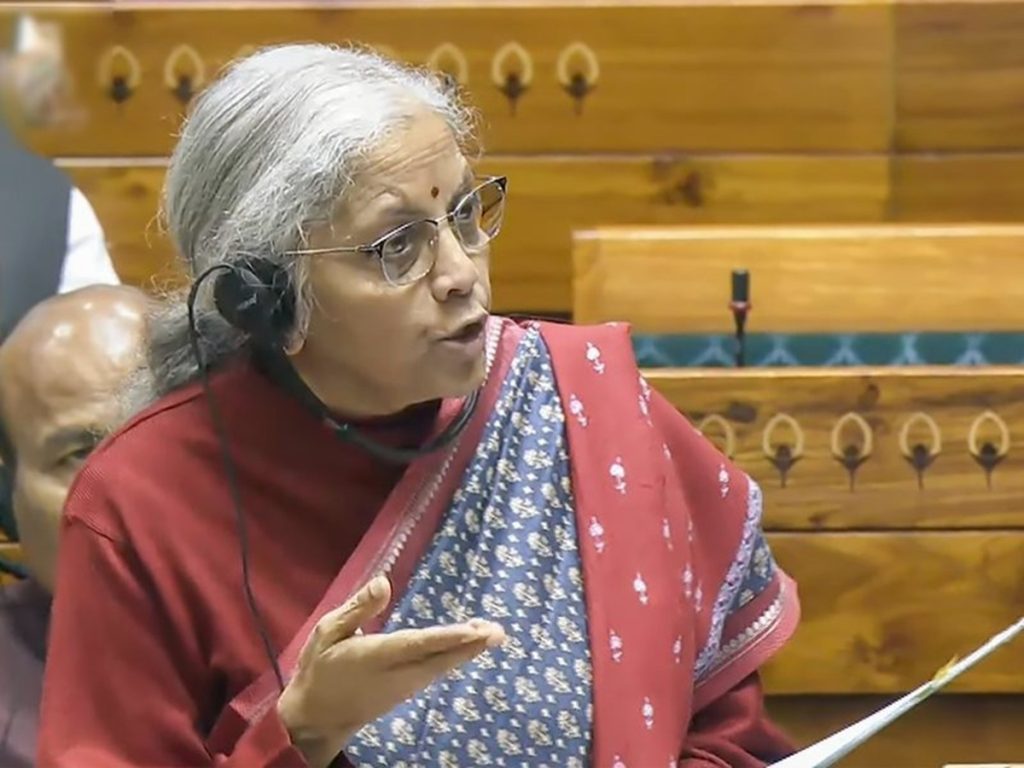 “वित्त मंत्रालय ने निवेश को लेकर LIC को कोई निर्देश नहीं”