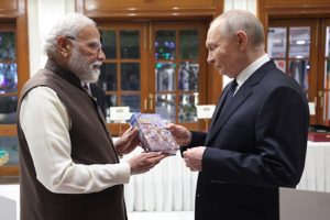 PM-Modi-gifted-Putin-a-copy-of-the-Shrimad-Bhagavad-Gita-in-the-Russian-language!