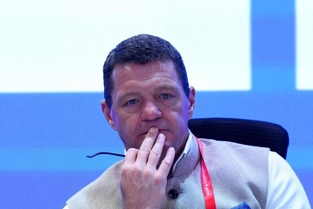 इंडिगो उड़ान संकट गहराया: DGCA ने CEO पीटर एल्बर्स को भेजा नोटिस, 24 घंटे में जवाब नहीं तो कार्रवाई