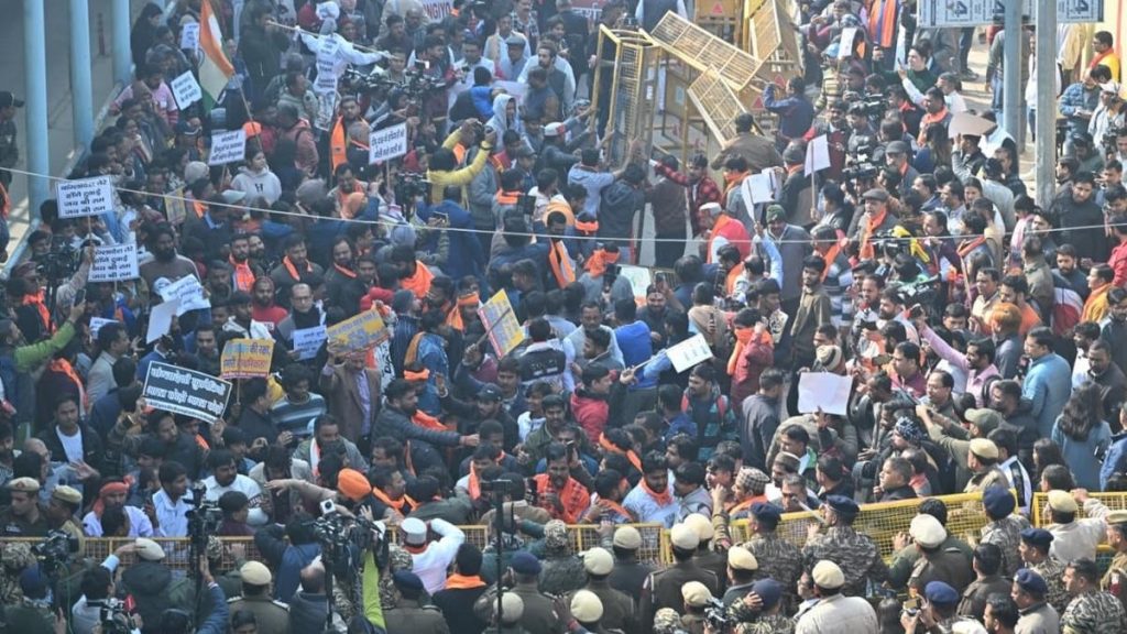 दिल्ली: बांग्लादेश हाई कमीशन के सामने हिंदू समाज का कड़ा विरोध प्रदर्शन