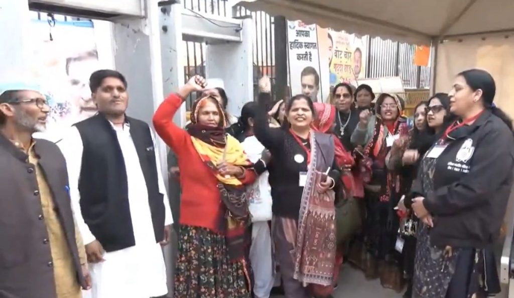 रामलीला मैदान रैली में कांग्रेस कार्यकर्ताओं की बेहूदगी; लगाए ‘मोदी तेरी कब्र खुदेगी’ के नारे