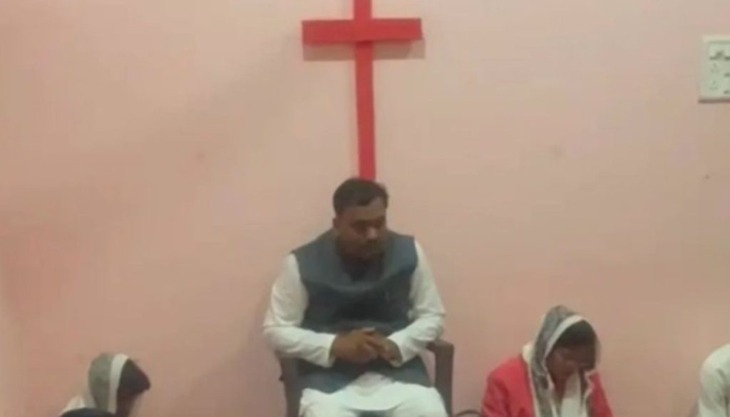 पादरी और उसकी पत्नी हिंदुओ को पैसे देकर धर्म परिवर्तन करने के आरोप में गिरफ्तार