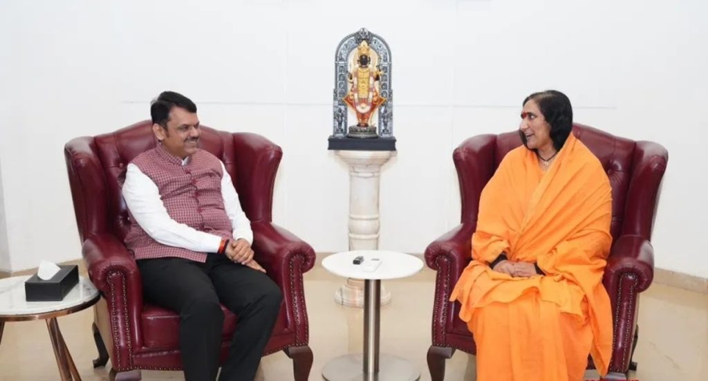 महाराष्ट्र के मुख्यमंत्री से मिलीं साध्वी ऋतंभरा, सीएम फडणवीस बोले- कारसेवा की यादें ताजा हुई