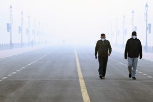 NCR, Pollution at its peak, dense fog; breathing is difficult! The air pollution crisis in the National Capital Region (NCR) is continuously worsening. In several areas of Delhi, Noida, Greater Noida, and Ghaziabad, the Air Quality Index (AQI) has reached the very poor to severe category. The situation is so bad that people are having difficulty breathing, and visibility is almost zero due to dense fog in the morning. According to monitoring stations of the Central and State Pollution Control Boards, the AQI has reached a dangerous level of 500 in several areas of Delhi. In areas like Rohini and Wazirpur, the AQI was recorded at a staggering 500. In Anand Vihar, the AQI was 493, in Ashok Vihar 499, in Vivek Vihar 493, in R.K. Puram 477, in Siri Fort 484, in Sonia Vihar 463, and on Sri Aurobindo Marg 417. Additionally, the AQI was 466 in Bawana, 456 at Burari Crossing, 437 in Chandni Chowk, 434 at CRRI Mathura Road, and 479 in the DTU area.