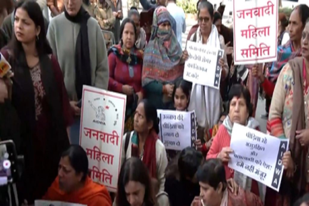 कुलदीप सेंगर की जमानत के विरोध में महिलाओं का दिल्ली हाईकोर्ट बाहर प्रदर्शन!