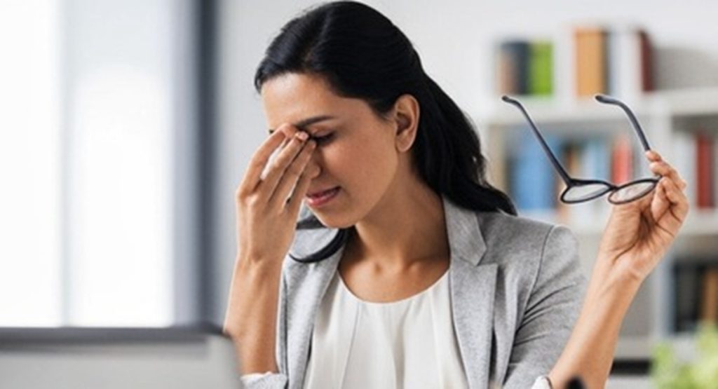 आंखों की दुश्मन हैं ये आदतें, ऐसे करें बचाव