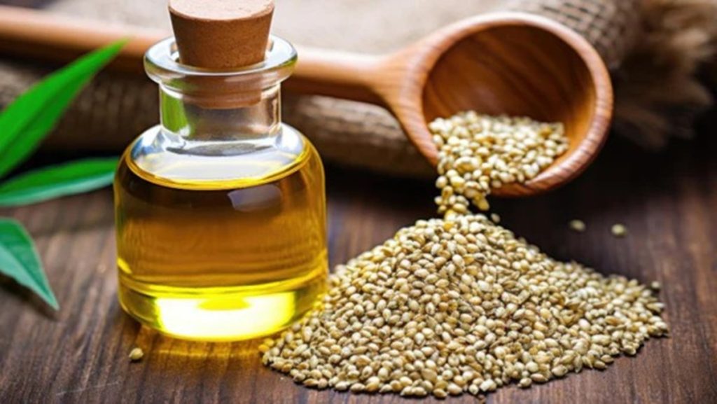 स्नान से पहले करें तिल के तेल से मालिश, त्वचा में निखार के साथ सेहत भी होगी दुरुस्त