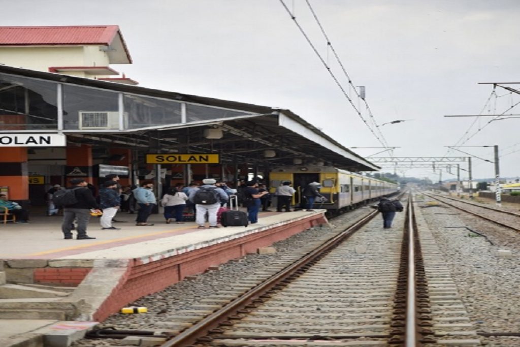 सोलन में पुलिस थाने के पास जोरदार धमाका, इमारतों के शीशे टूटे, दीवारों में पड़ी दरारें!