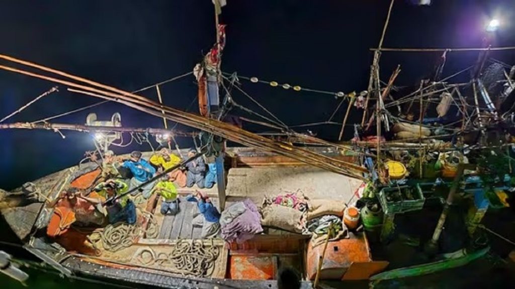 नाव लेकर अरब सागर से फिर घुस रहे थे पाकिस्तानी; 9 लोग हिरासत में लिया