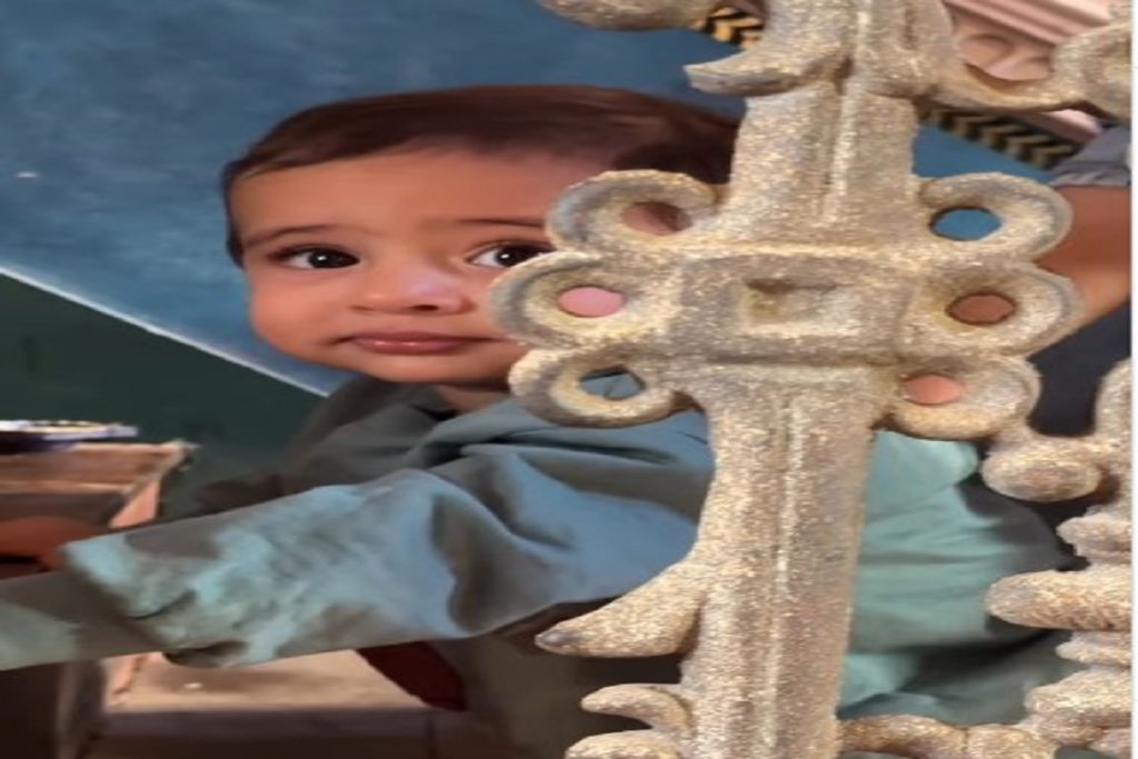 अनुपम खेर ने सेट पर पोते संग वीडियो, जीवन चक्र!