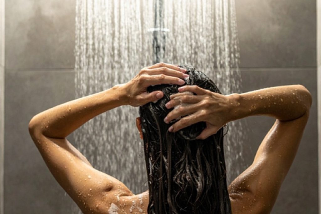 सिर्फ सफाई नहीं, आयुर्वेद में स्नान के तीन बड़े स्वास्थ्य लाभ बताए गए!