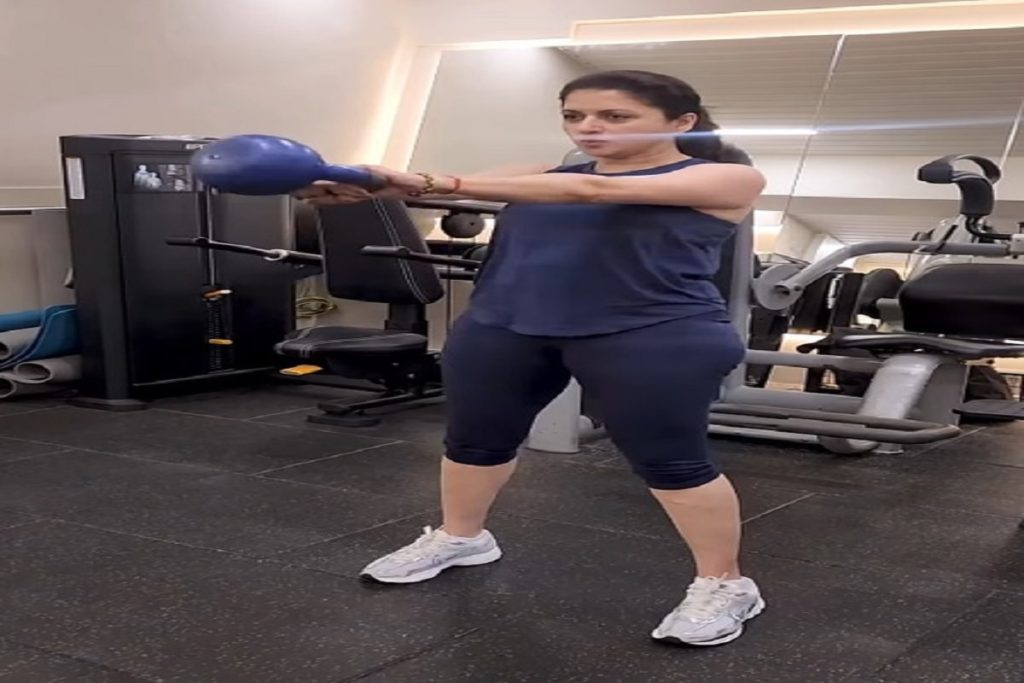 भाग्यश्री ने बताए केटलबेल स्विंग्स एक्सरसाइज के फायदे, ब्लड सर्कुलेशन बेहतर