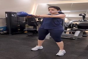 Bhagyashree-explained-the-benefits-of-kettlebell-swings-exercise-including-improved-blood-circulation