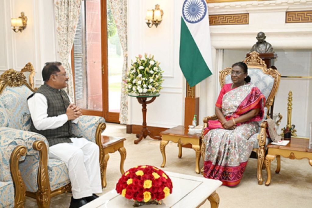 छत्तीसगढ़ मुख्यमंत्री ने राष्ट्रपति मुर्मू से मुलाकात,’बस्तर पंडुम 2026′ में आमंत्रित!