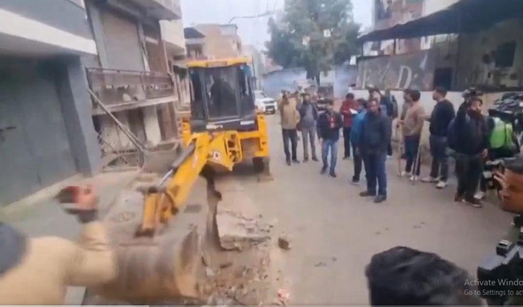 राजस्थान: चोमू में अतिक्रमण हटाने की कार्रवाई, पुलिस पर पथराव के बाद चला बुलडोजर