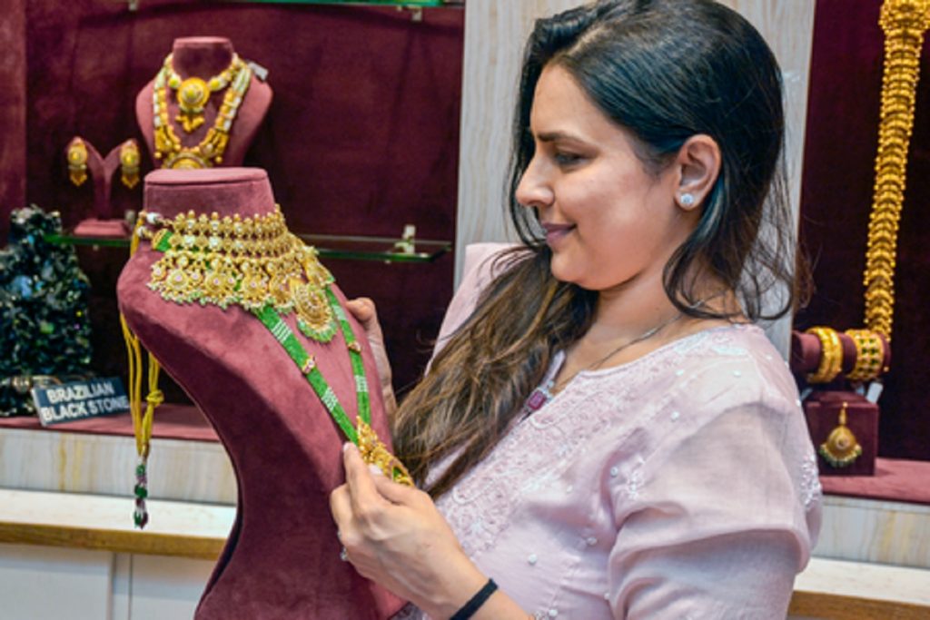 ट्रंप की नई टैरिफ धमकी से सोना-चांदी की कीमतें ऊंचाई पर!