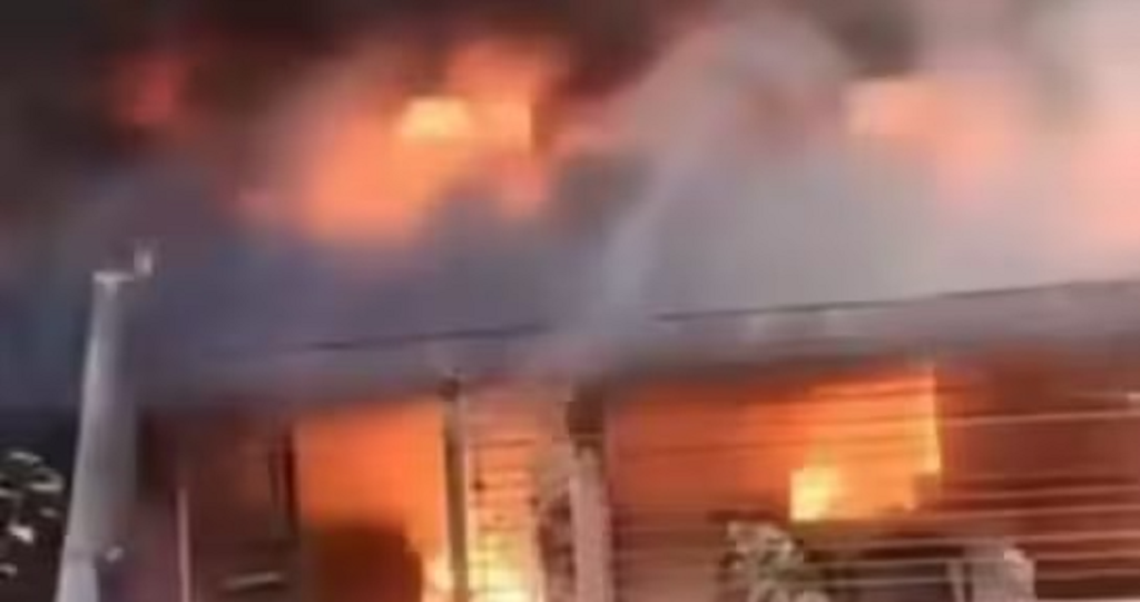 बांग्लादेश में जलाया गया हिंदू टीचर का घर