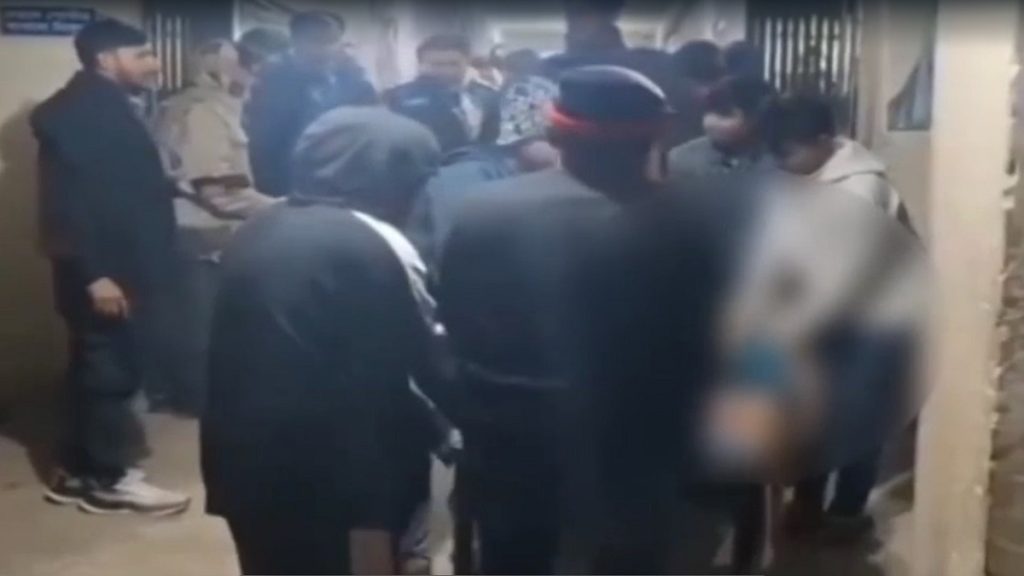 बांग्लादेश: हिंदू व्यापारी पर जिहादी भीड़ का हमला, चाकू से गोदा, पेट्रोल डालकर जिंदा जलाने की कोशिश