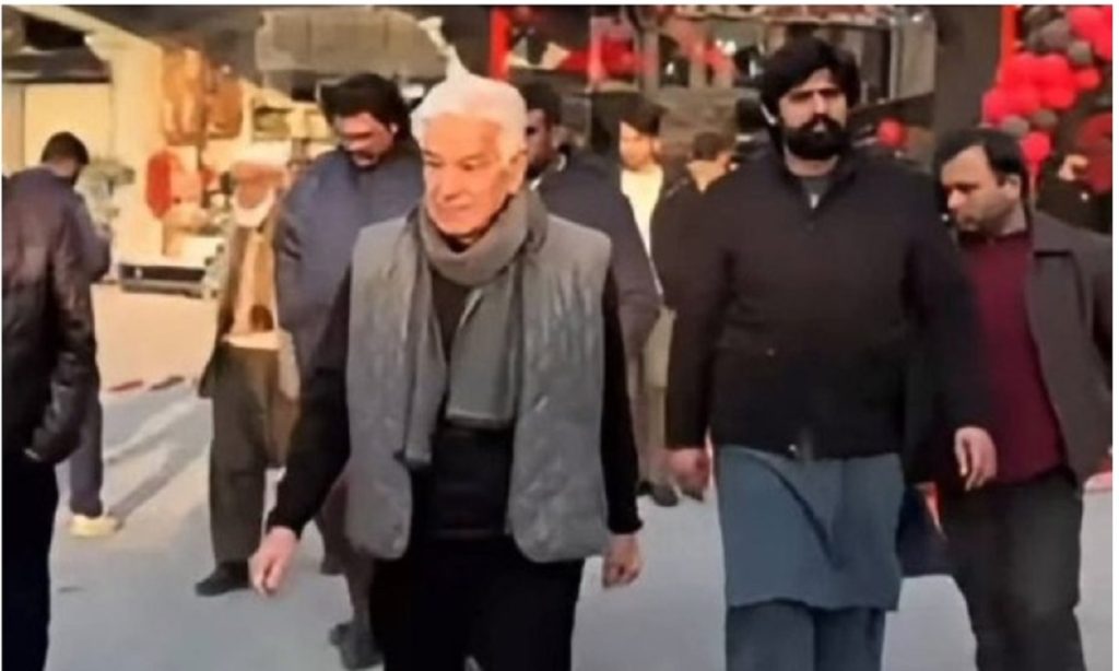 पाकिस्तान: वज़ीर-ए-दिफ़ा ने फर्जी पिज़्ज़ा हट का किया उद्घाटन ; असली कंपनी ने नोटिस भेजा