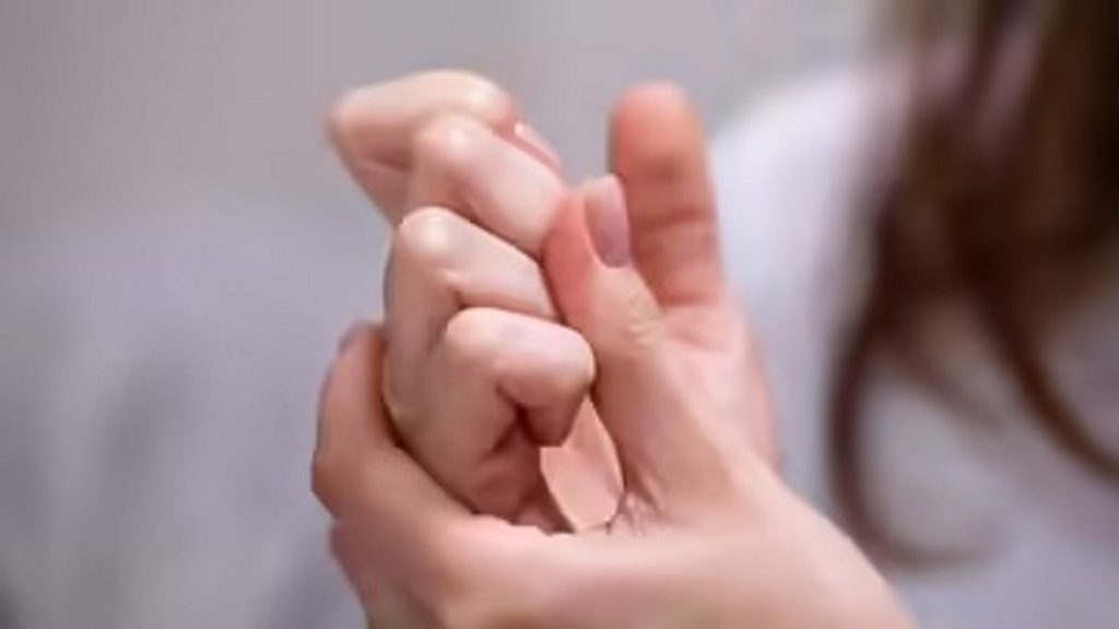 उंगलियां चटकाना सेहत के लिए सही या गलत? जानें क्या कहता है विज्ञान