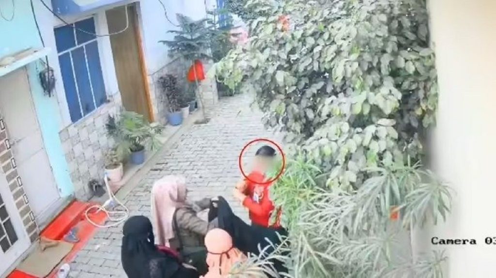 मुस्लिम सहपाठियों ने हिंदू छात्रा को पहनाया बुर्का, वीडियो वायरल होते ही पांच पर FIR