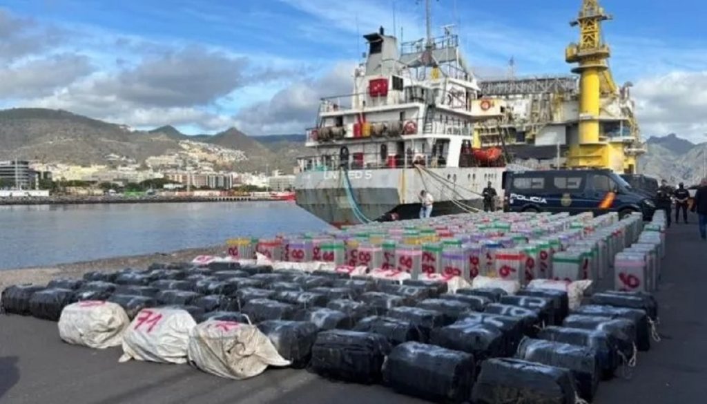 स्पेन: नमक के नीचे छुपाई थी 10 टन कोकीन, फावड़ों से खोदकर जहाज भर कोकीन बरामद