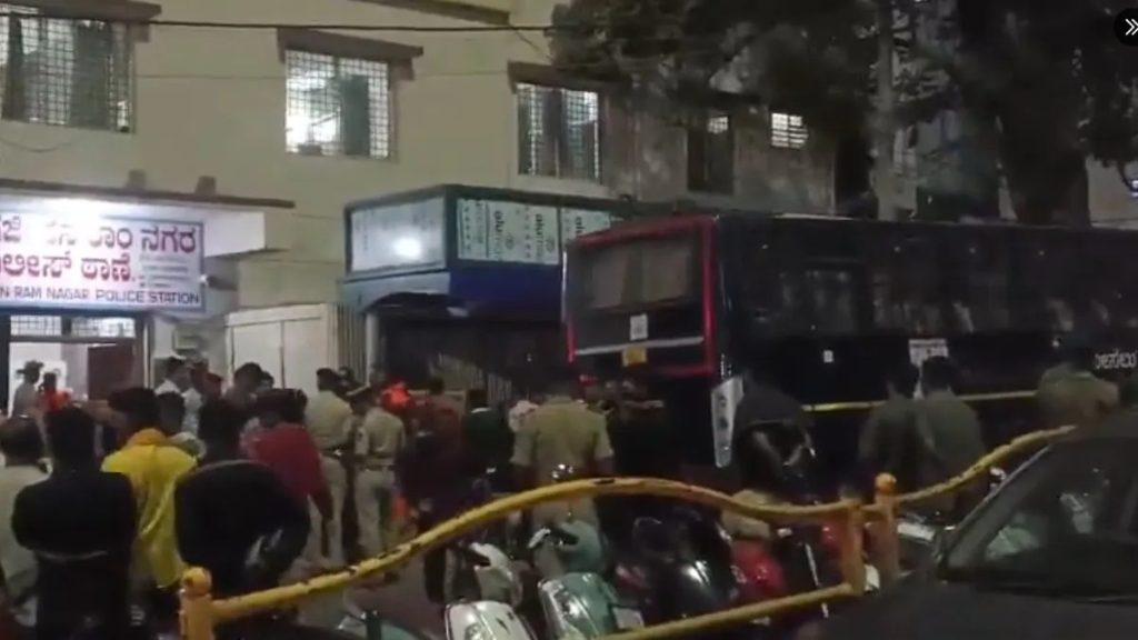 बेंगलुरु: मंदिर में निकली शोभायात्रा पर चरमपंथियों ने किया पथराव, दो लोग घायल