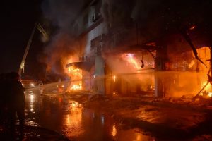 Pakistan Gul Plaza fire: 60 dead, 30 bodies recovered from a single shop! The total death toll in the Gul Plaza mall fire in Karachi, Pakistan, has now reached 60. Local media reported this figure, citing police sources. According to Geo News, 30 of the 60 bodies recovered from the fire, which raged for more than 24 hours, were found in a single shop. Police officer DIG Syed Asad Raza stated that 30 bodies were recovered from one location on the mezzanine floor of the shopping mall. According to Raza, these people had likely locked themselves inside a crockery shop to save their lives.!