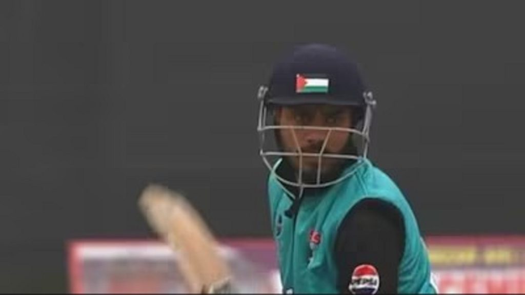 कश्मीरी खिलाडी फुरकान भट हेलमेट पर फिलिस्तीन का लोगो लगाकर खेलने पर विवाद में!