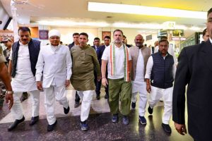 Rahul-Gandhi-met-with-victims-of-contaminated-water-in-Indore!