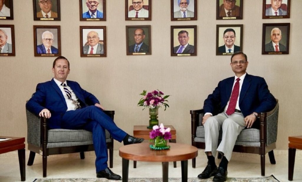 भारत ने अमेरिकी बॉन्ड में की कटौती तो RBI गवर्नर से मिलने पहुंचे अमेरिकी राजदूत