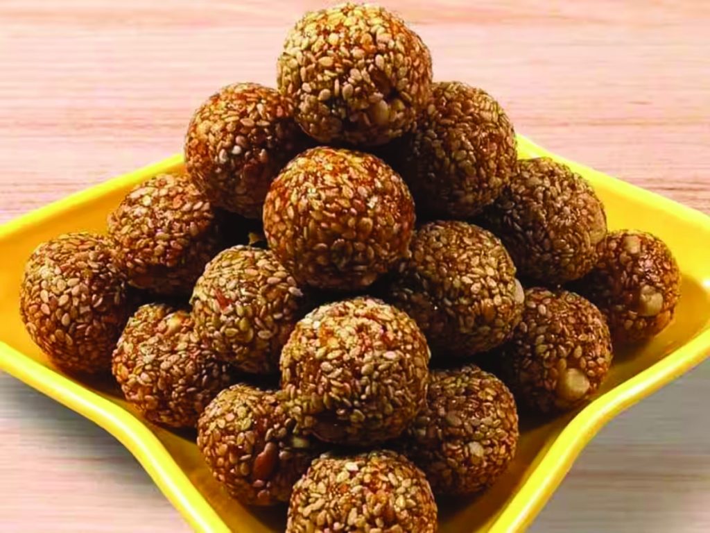 मकर संक्रांति पर तिल-गुड़ लड्डू: परंपरा भी, सेहत का मजबूत सहारा भी! 