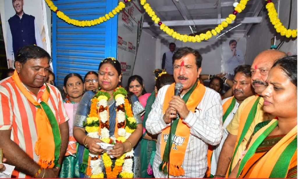 मुंबई महानगरपालिका चुनाव 2025: महायुति कैंडिडेट स्वाति जायसवाल के कैंपेन ऑफिस का उद्घाटन