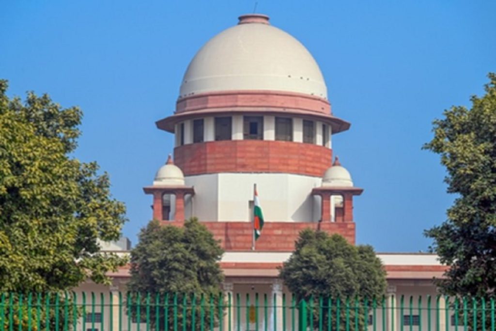 याचिकाकर्ता पर सुप्रीम कोर्ट सख्त, कुत्तों से सर्टिफिकेट क्यों नहीं?