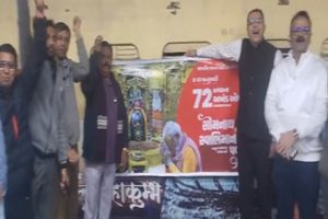 Thousands-of-devotees-arrived-in-Somnath-from-Rajkot-on-a-special-train-and-the-station-premises-echoed-with-chants-of-Jai-Shiva!