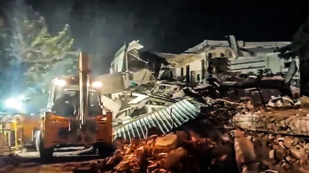 दिल्ली: मस्जिद द्वारा 45,000 वर्ग फीट अतिक्रमण हटाने के दौरान पथराव, पांच पुलिसकर्मी घायल