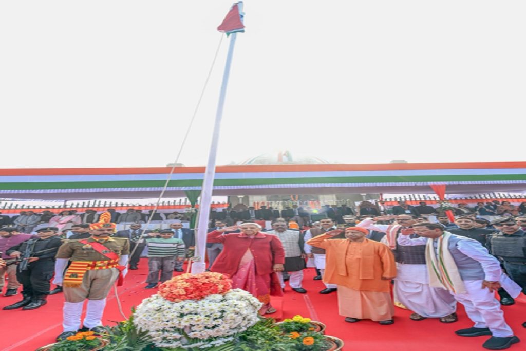 राज्यपाल आनंदीबेन पटेल ने ली परेड सलामी, वंदे मातरम के 150 वर्ष झांकी में उकेरे गए!