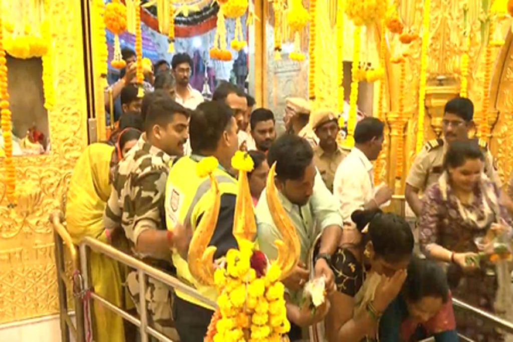 महाशिवरात्रि पर बाबुलनाथ मंदिर में उमड़ा आस्था का सैलाब!