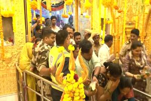 A-wave-of-faith-surged-at-Babulnath-Temple-on-Mahashivratri!