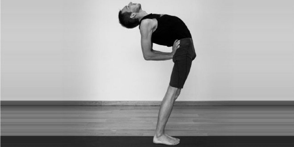 सांस के मरीज हों या बढ़ते वजन से परेशान, अर्द्धचक्रासन के पास है समाधान