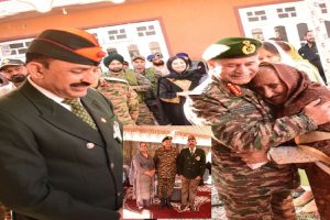 Army-Chief-Upendra-Dwivedi-meets-an-old-colleague-during-his-visit-to-Poonch!