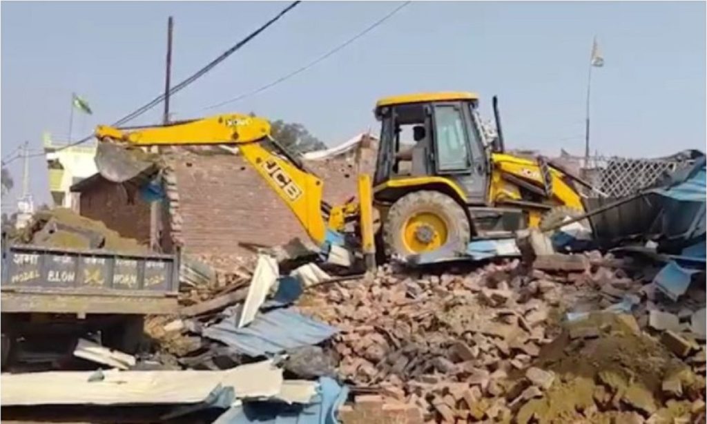 बरेली में गैर-कानूनी मस्जिद पर चला बुलडोजर