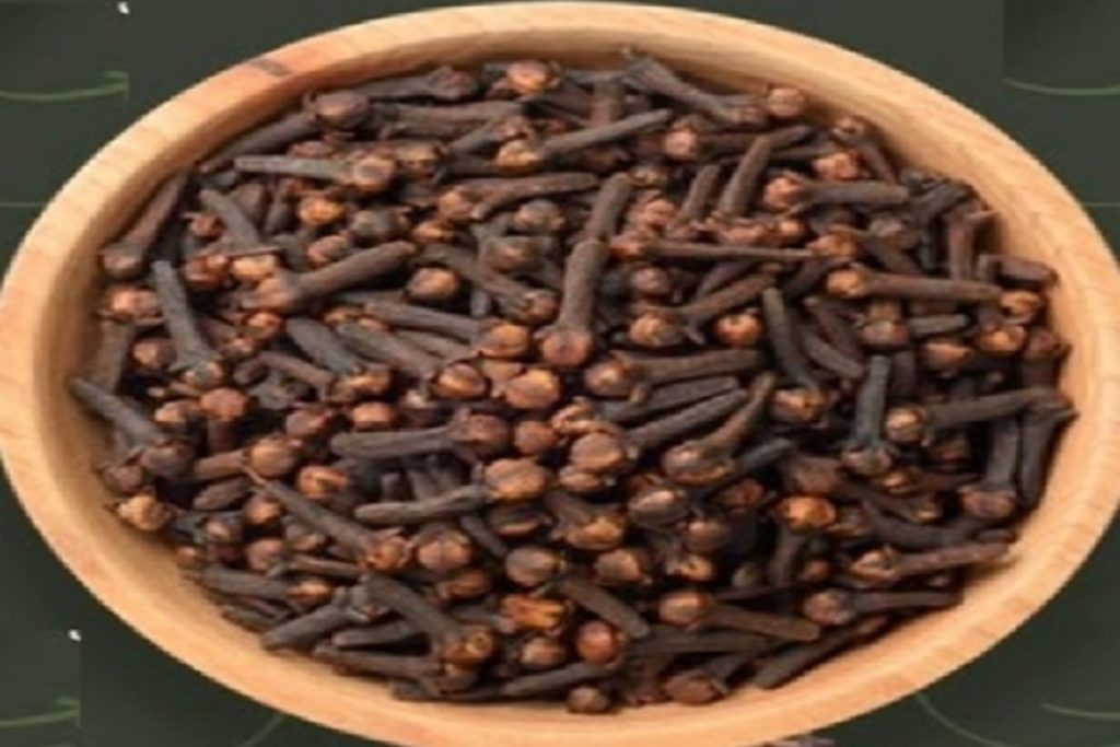 गर्मियों में शरीर को ठंडा रखने में लौंग करेगी मदद, बस जान लें ये शानदार टिप्स!