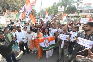 Congress-workers-took-to-the-streets-to-protest-against-Pappu-Yadavs-arrest-and-burned-an-effigy-of-the-Chief-Minister!