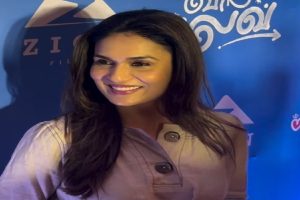 'I thought I would return,' says Soundarya Rajinikanth, who is back in the producer's chair after 16 years! A prominent figure in Tamil cinema and an experienced filmmaker, Soundarya Rajinikanth is once again in the spotlight as she makes a comeback to the world of film production after a long hiatus. At a recent event, she shared glimpses of her past years, struggles, and new beginnings. Soundarya Rajinikanth attended the pre-release event of director Madhan's film 'With Love,' which she has produced. She said, "This moment is not just a film event for me, but an emotional moment in my life. I called director Venkat Prabhu to invite him to this event, and during our conversation, Venkat Prabhu reminded me that it has been sixteen years since his last film 'Goa' was released."!