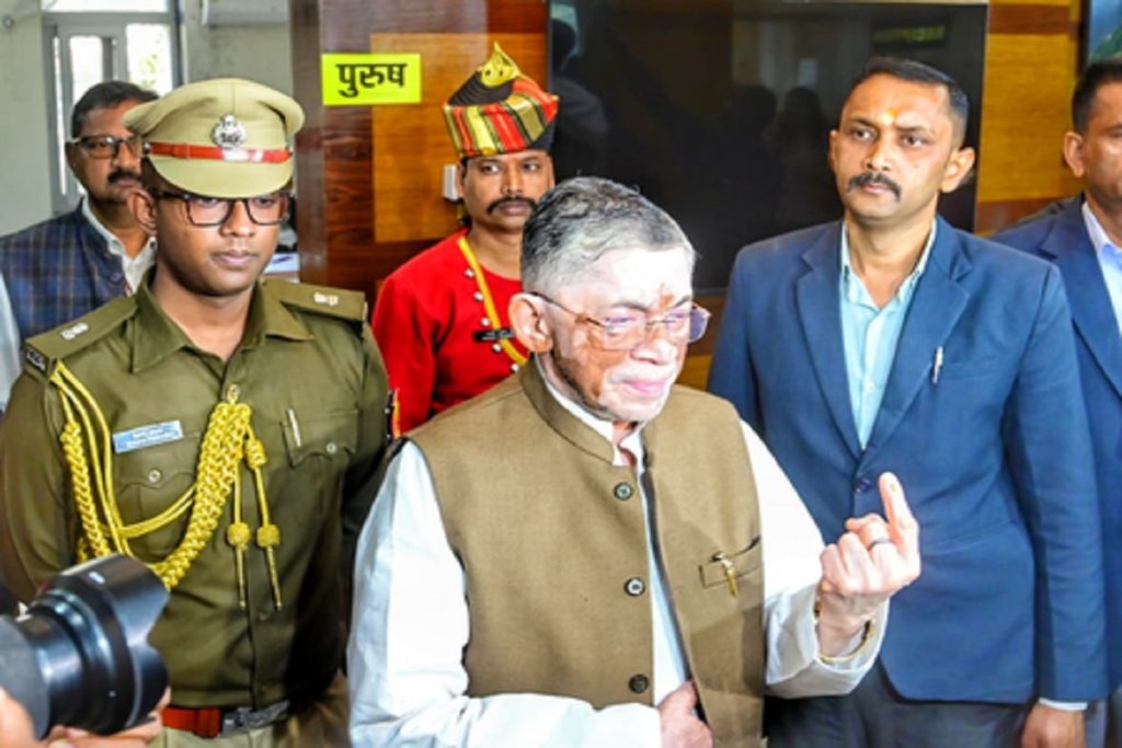 झारखंड : राज्यपाल से लेकर मंत्रियों तक ने डाले वोट, मतदाताओं से भागीदारी की अपील!
