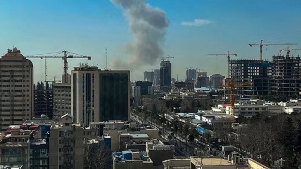 ईरान पर इजरायल और अमेरिका के हमले: खामेनेई के दफ्तर पर धमाका