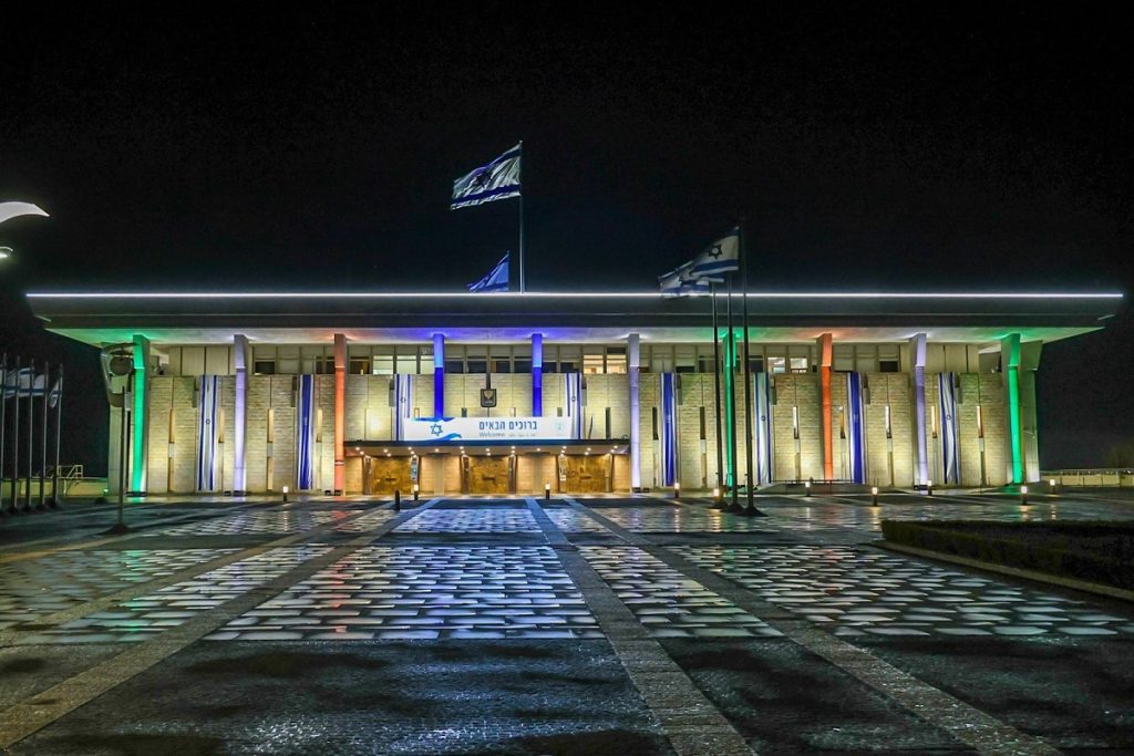 इजरायल में ‘मोदी मैजिक’: तिरंगे की रोशनी से सजी नेसेट, अखबारों में हिंदी और हिब्रू में ‘नमस्ते’ से प्रधानमंत्री मोदी का स्वागत